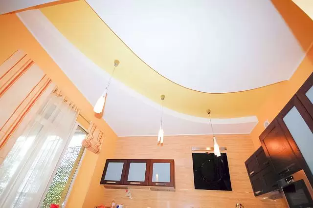 двухуровневый жёлто-белый потолок