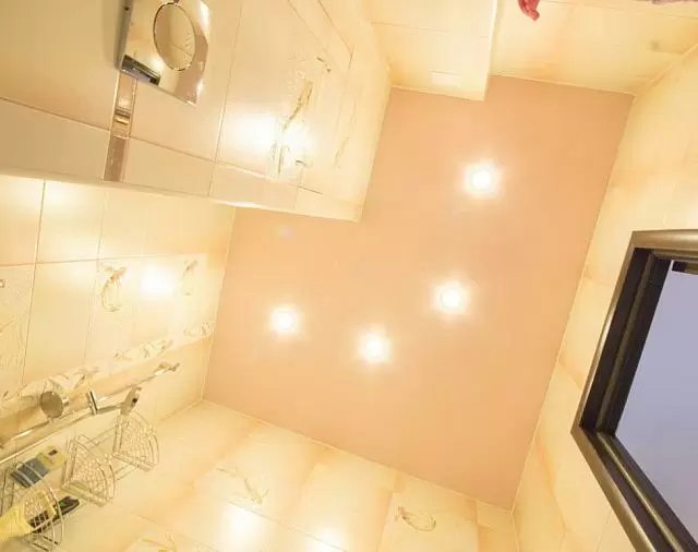 персиковый матовый потолок в санузле