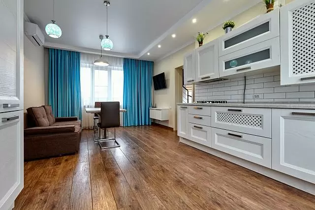 просторная кухня с деревянным полом