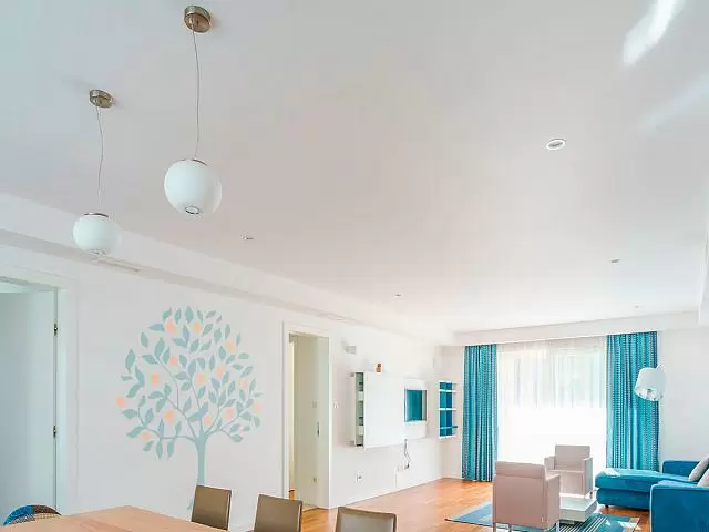 жёлтый глянцевый потолок на балконе