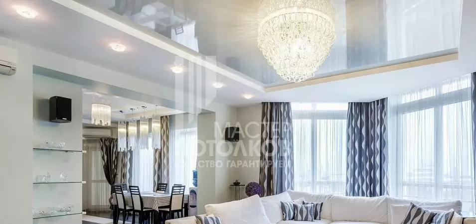 комната отдыха с двухуровневым потолком