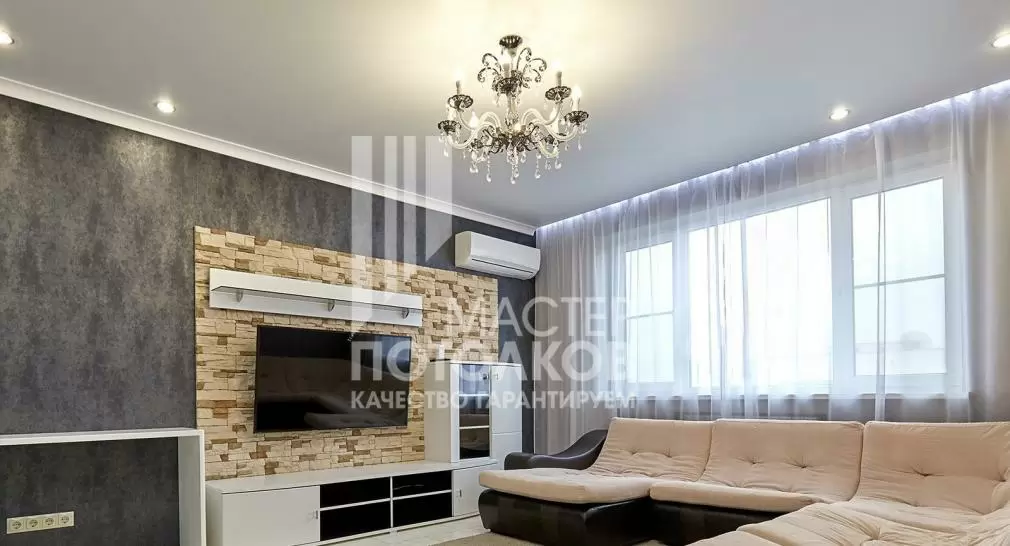 белый натяжной потолок с подсветкой