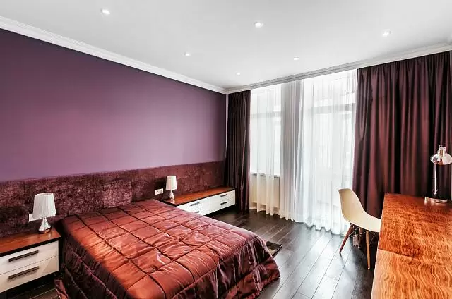 просторная комната с вишнёвыми стенами