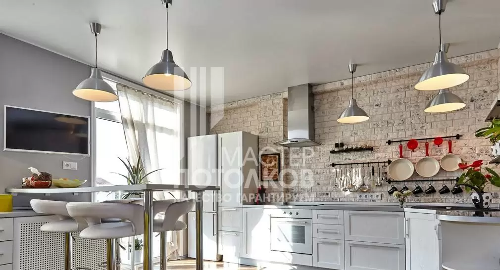 серебристый потолок с вытяжкой на кухне