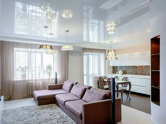 жёлтый глянцевый потолок на балконе