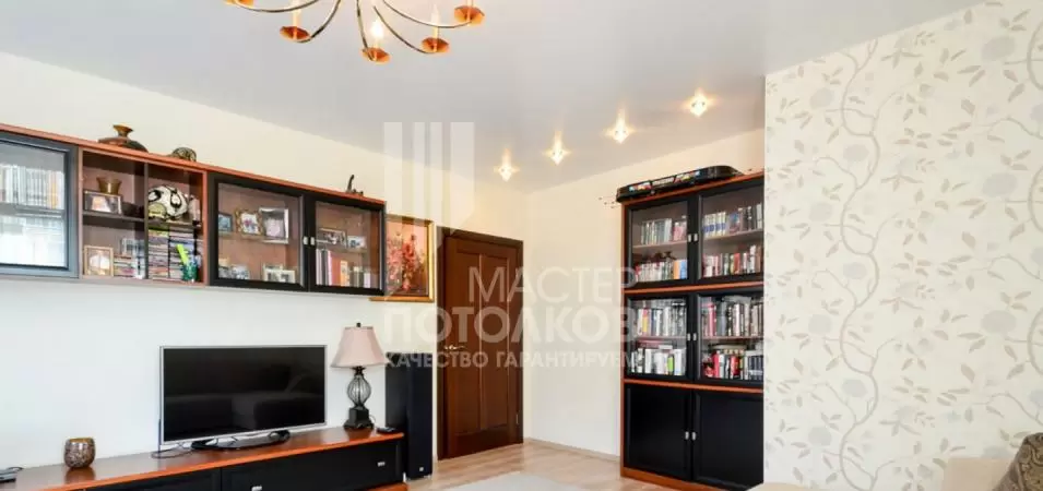 светлый интерьер гостиной в квартире