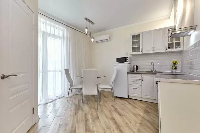 небольшая кухня с потолком Vitlau