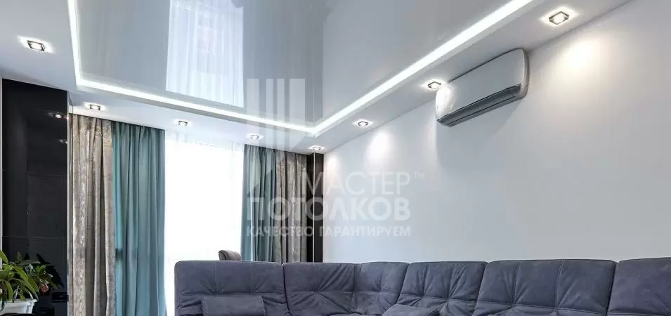 гостиная с глянцевым натяжным потолком