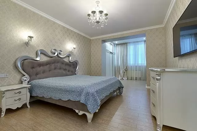 просторная классическая спальня