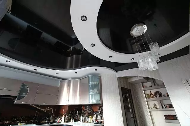 чёрный натяжной потолок на кухне