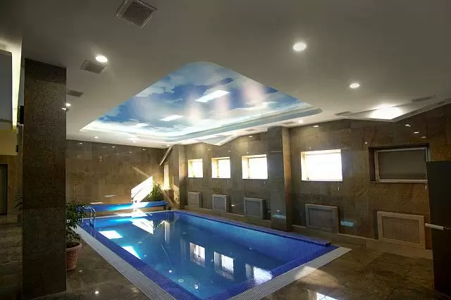 прямоугольный бассейн с натяжным потолком