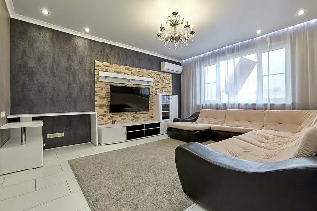 гостиная с угловым диваном и телевизором