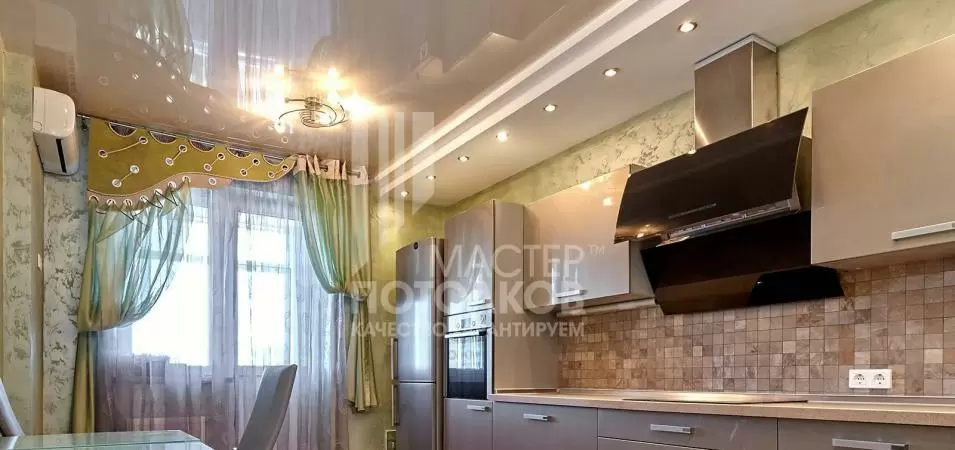 кухня с двухуровневым натяжным потолком