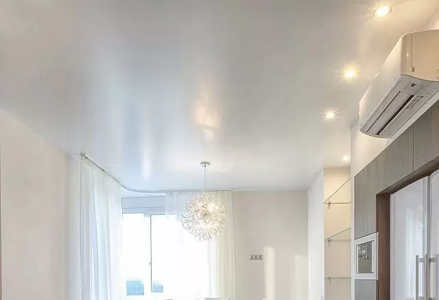 сатиновый потолок на маленькой кухне