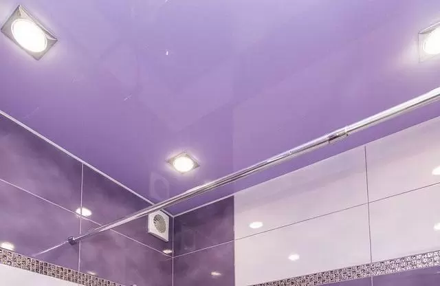 фиолетовый глянцевый потолок в ванной
