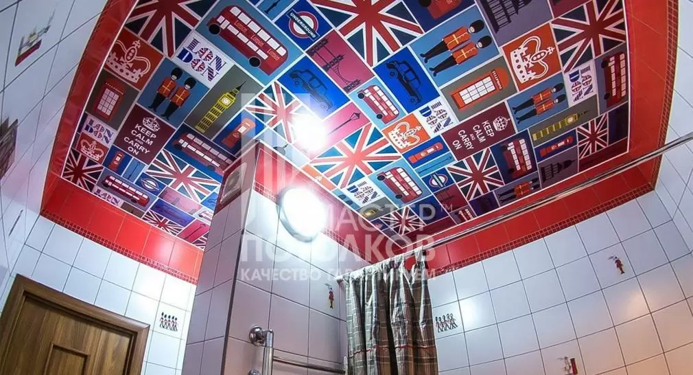 красно-белый санузел в британском стиле