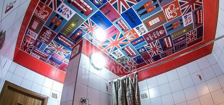 красно-белый санузел в британском стиле