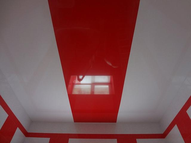 красно-белый комбинированный потолок