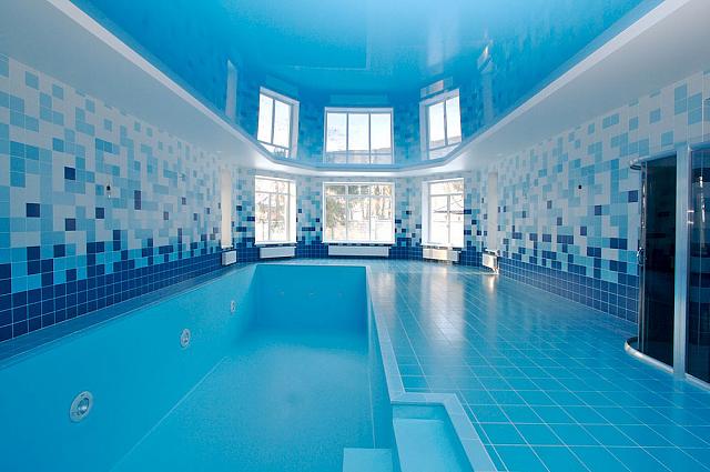 бассейн в светло-голубом стиле