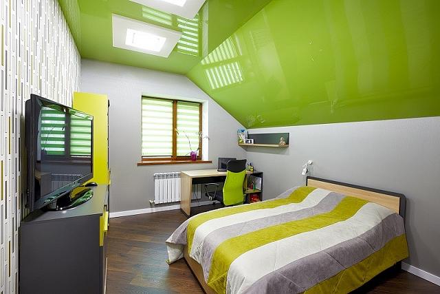 зелёный глянцевый натяжной потолок