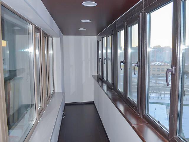 балкон в белом цвете и венге