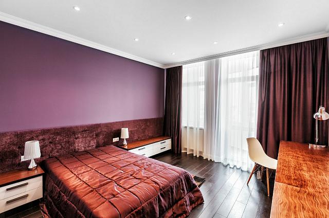 просторная комната с вишнёвыми стенами