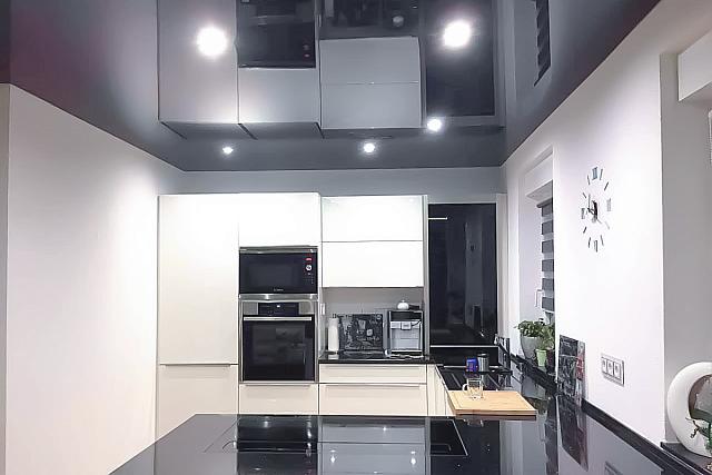 чёрно-белая кухня, стиль хай-тек