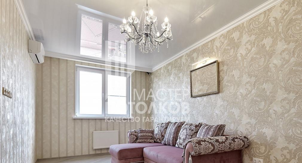 глянцевый натяжной потолок с люстрой