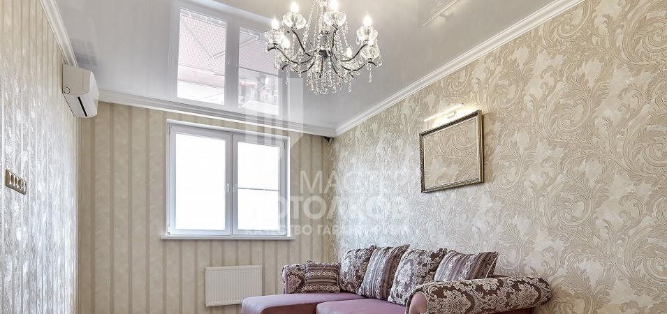 глянцевый натяжной потолок с люстрой