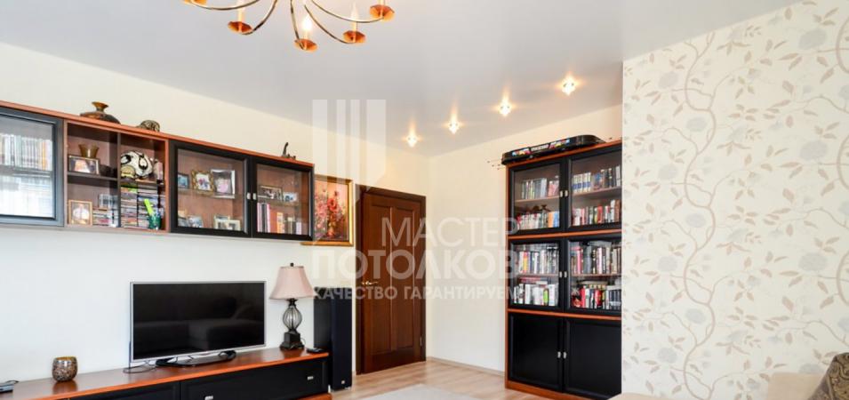 светлый интерьер гостиной в квартире