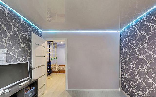 парящий глянцевый натяжной потолок