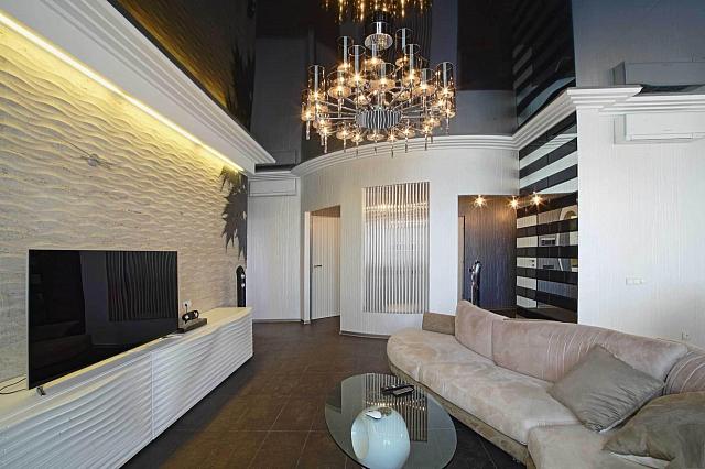 гостиная с люстрой и дополнительным светом