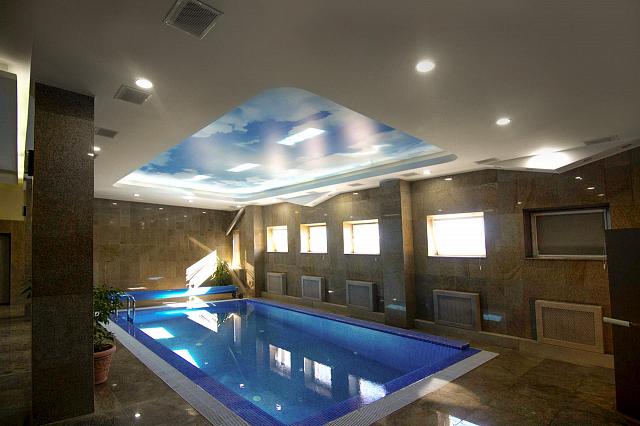 прямоугольный бассейн с натяжным потолком