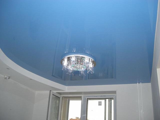 комната с глянцевым натяжным потолком