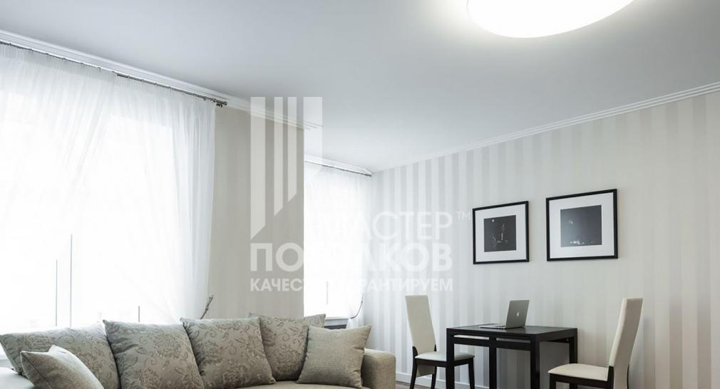 белый матовый потолок в комнате