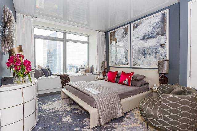 белый потолок в маленькой комнате