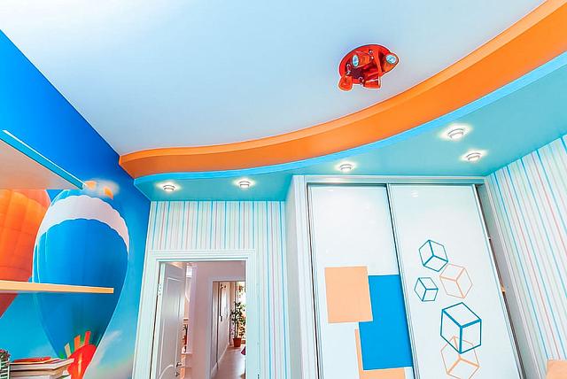 разноцветный многоуровневый потолок